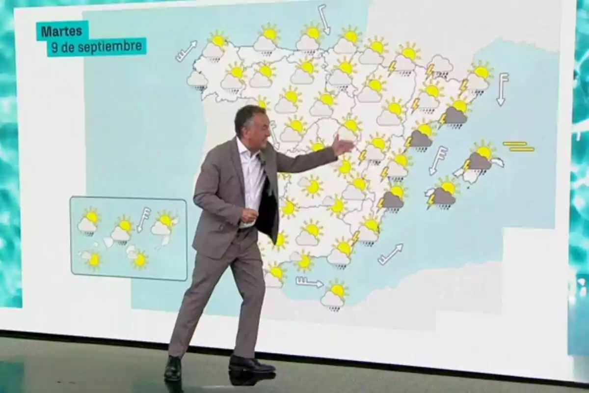 Imatge de Roberto Brasero assenyalant un mapa d’Espanya amb símbols meteorològics que indiquen sol, núvols i tempestes per al dimarts, 9 de setembre de 2025.