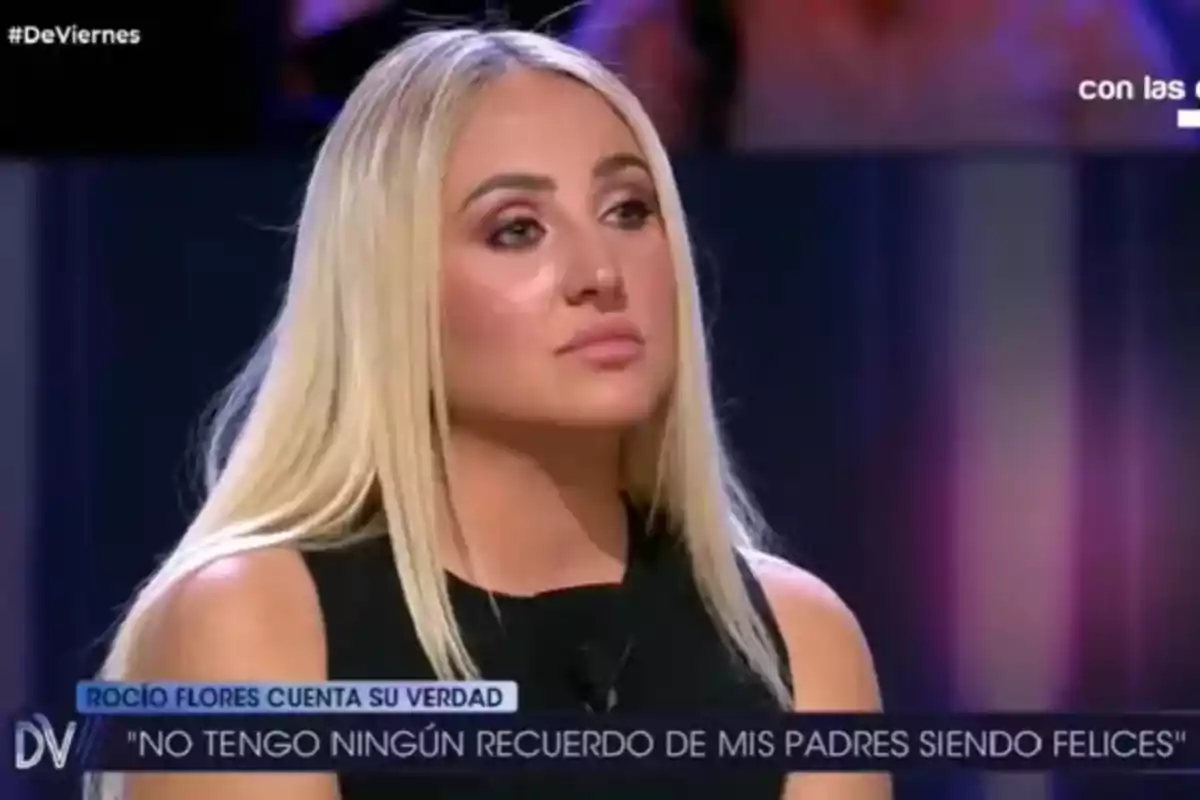 Rocío Flores amb expressió seriosa asseguda en un plató de televisió durant una entrevista Rocío Flores amb expressió seriosa asseguda en un plató de televisió durant una entrevista