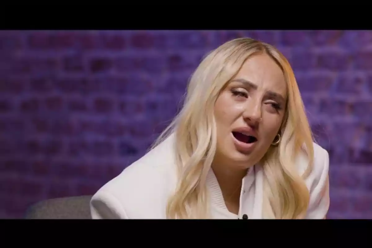 Rocío Flores, amb expressió de tristesa o incomoditat asseguda, davant d’un fons de maons desenfocat a ‘¡¡De Viernes!’ Rocío Flores, amb expressió de tristesa o incomoditat asseguda, davant d’un fons de maons desenfocat a ‘¡¡De Viernes!’