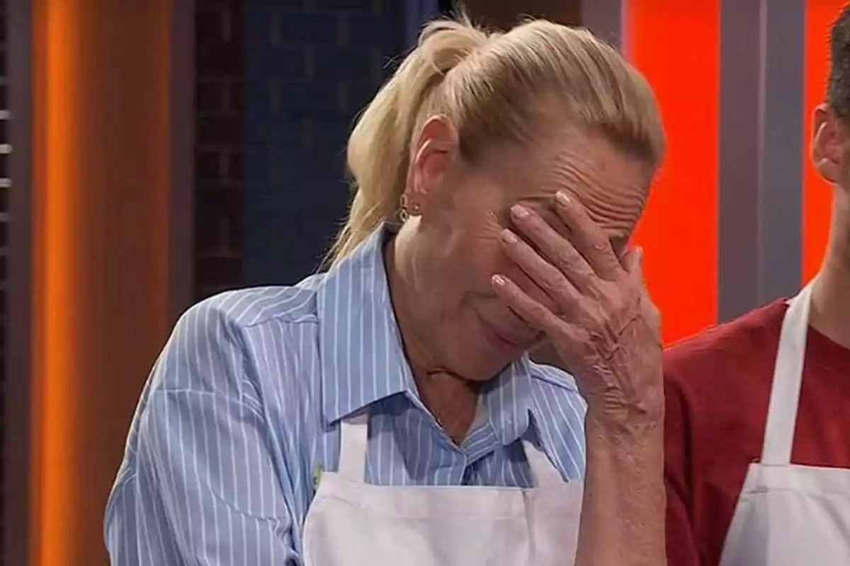 Rosa Benito mayor con delantal blanco cubriéndose el rostro con la mano en un gesto de frustración o tristeza en MasterChef Celebrity Rosa Benito mayor con delantal blanco cubriéndose el rostro con la mano en un gesto de frustración o tristeza en MasterChef Celebrity