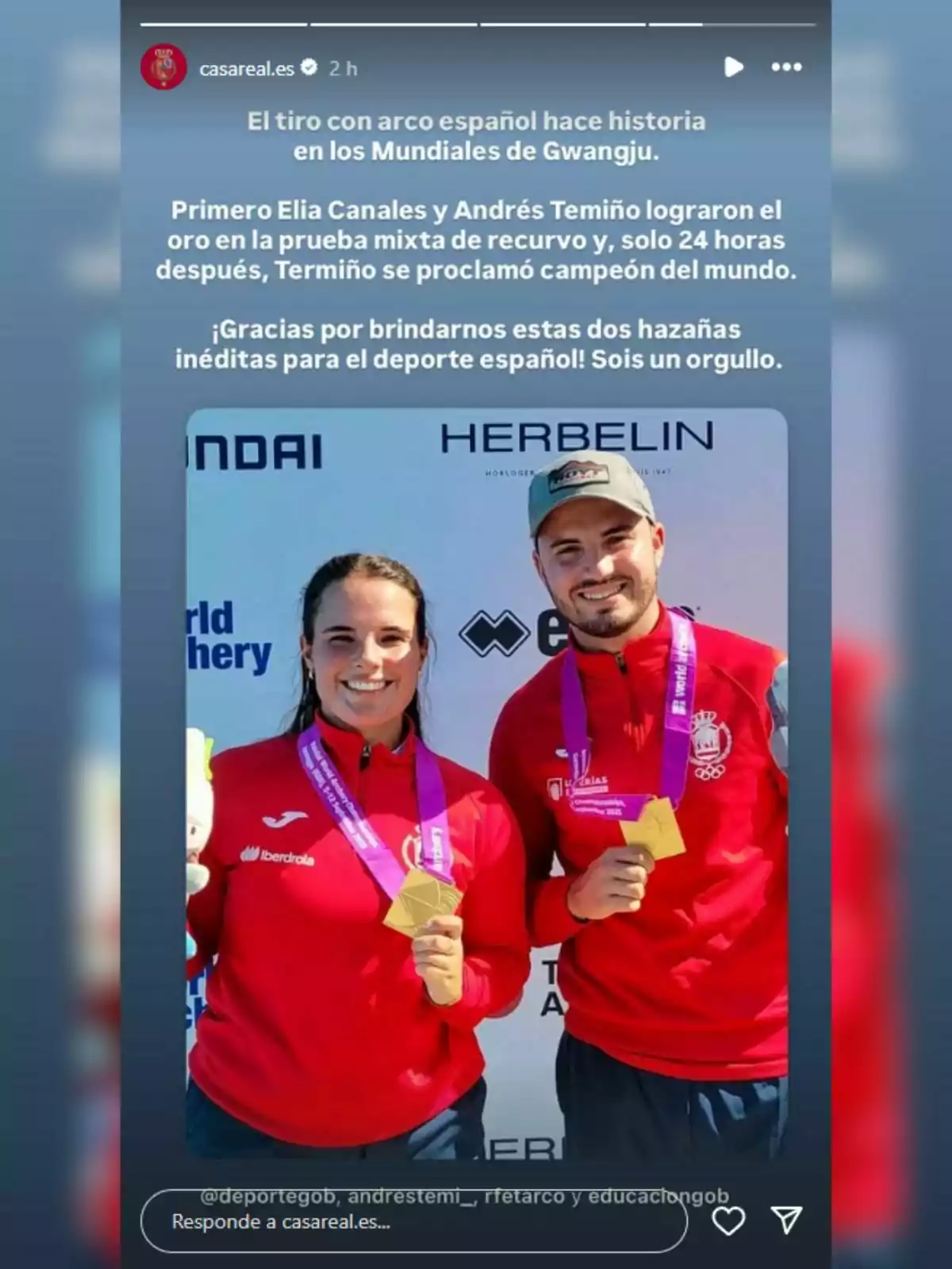 Dos arquers espanyols somriuen i posen amb medalles d’or penjades al coll i roba esportiva vermella davant d’un cartell de patrocinadors en una competició internacional. Dos arquers espanyols somriuen i posen amb medalles d’or penjades al coll i roba esportiva vermella davant d’un cartell de patrocinadors en una competició internacional.