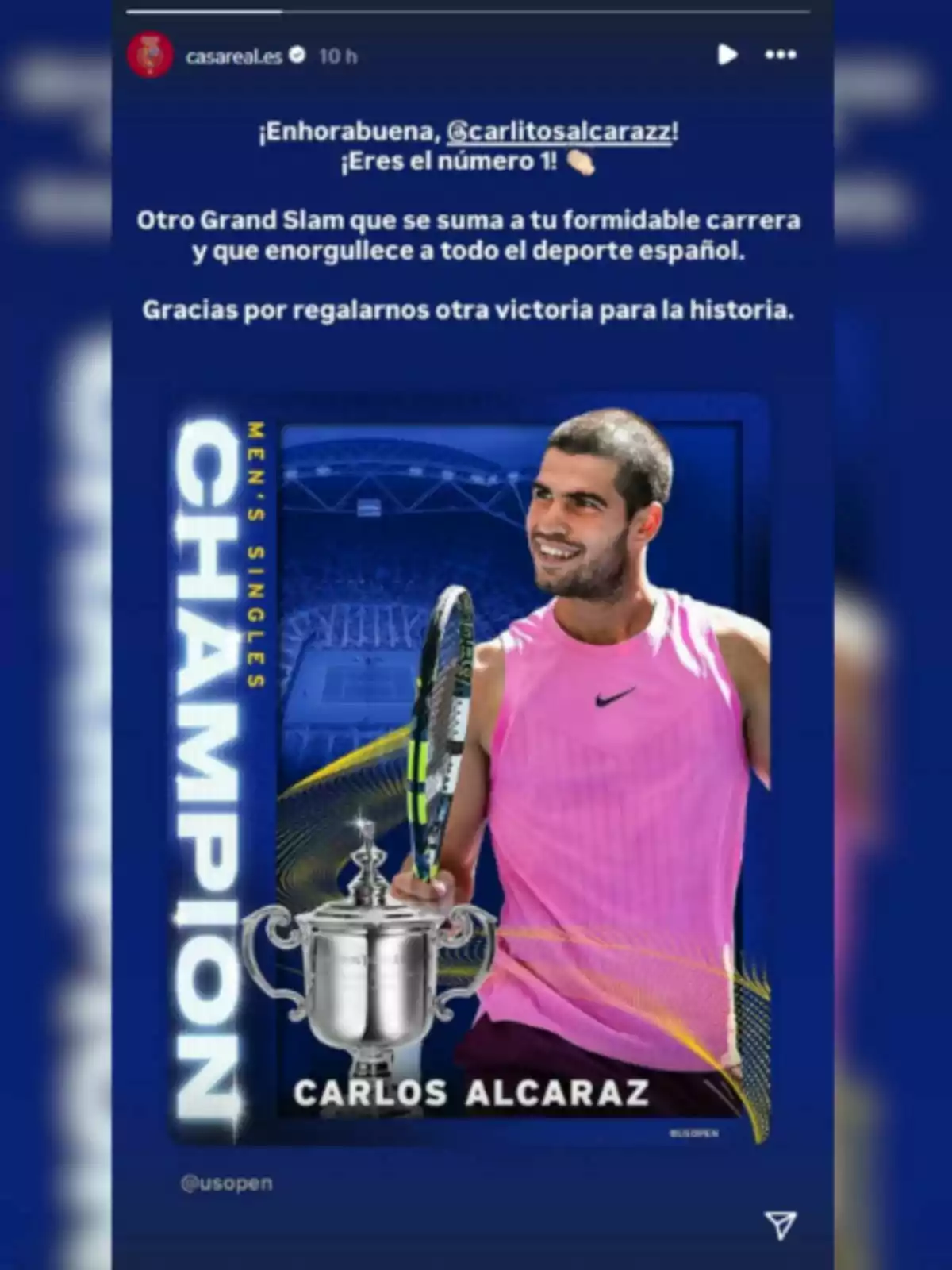 Imatge de felicitació a Carlos Alcaraz per guanyar un Grand Slam, amb un trofeu i la paraula campió en anglès, acompanyada d’un missatge d’orgull pel seu èxit en el tennis espanyol Imatge de felicitació a Carlos Alcaraz per guanyar un Grand Slam, amb un trofeu i la paraula campió en anglès, acompanyada d’un missatge d’orgull pel seu èxit en el tennis espanyol