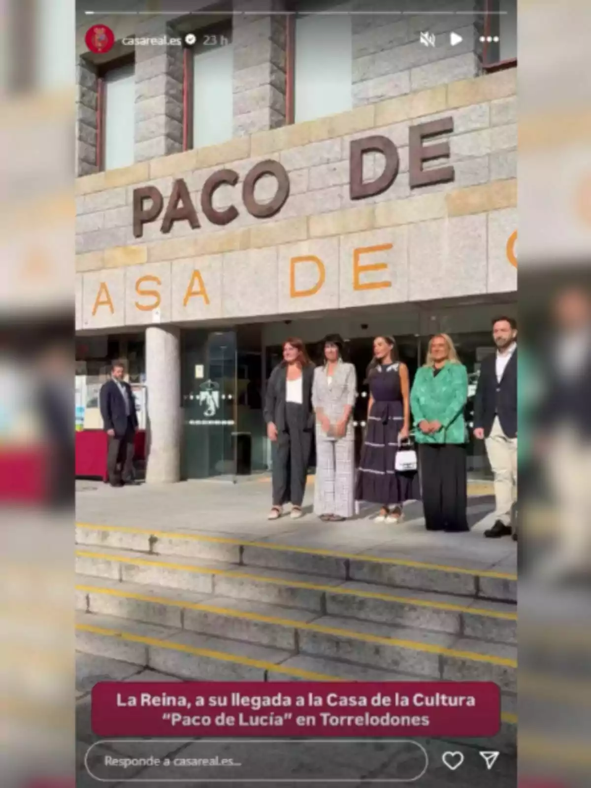 Un grup de persones posant a l’entrada d’un edifici amb el rètol Paco de Lucía Casa de Cultura a Torrelodones Un grup de persones posant a l’entrada d’un edifici amb el rètol Paco de Lucía Casa de Cultura a Torrelodones