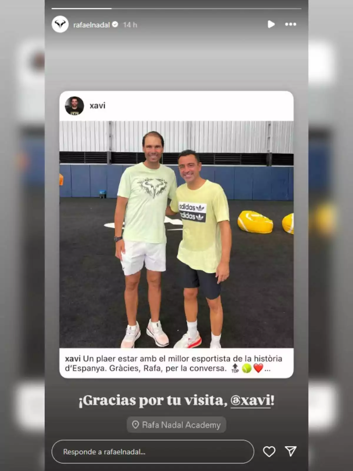 Rafa Nadal i Xavi Hernández somriuen i posen junts en una pista esportiva, tots dos porten roba esportiva clara i darrere d’ells hi ha pufs grocs i una paret blava.