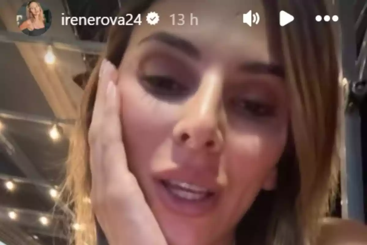 Irene Rosales, seriosa i recolzant la mà dreta a la galta del mateix costat Irene Rosales, seriosa i recolzant la mà dreta a la galta del mateix costat