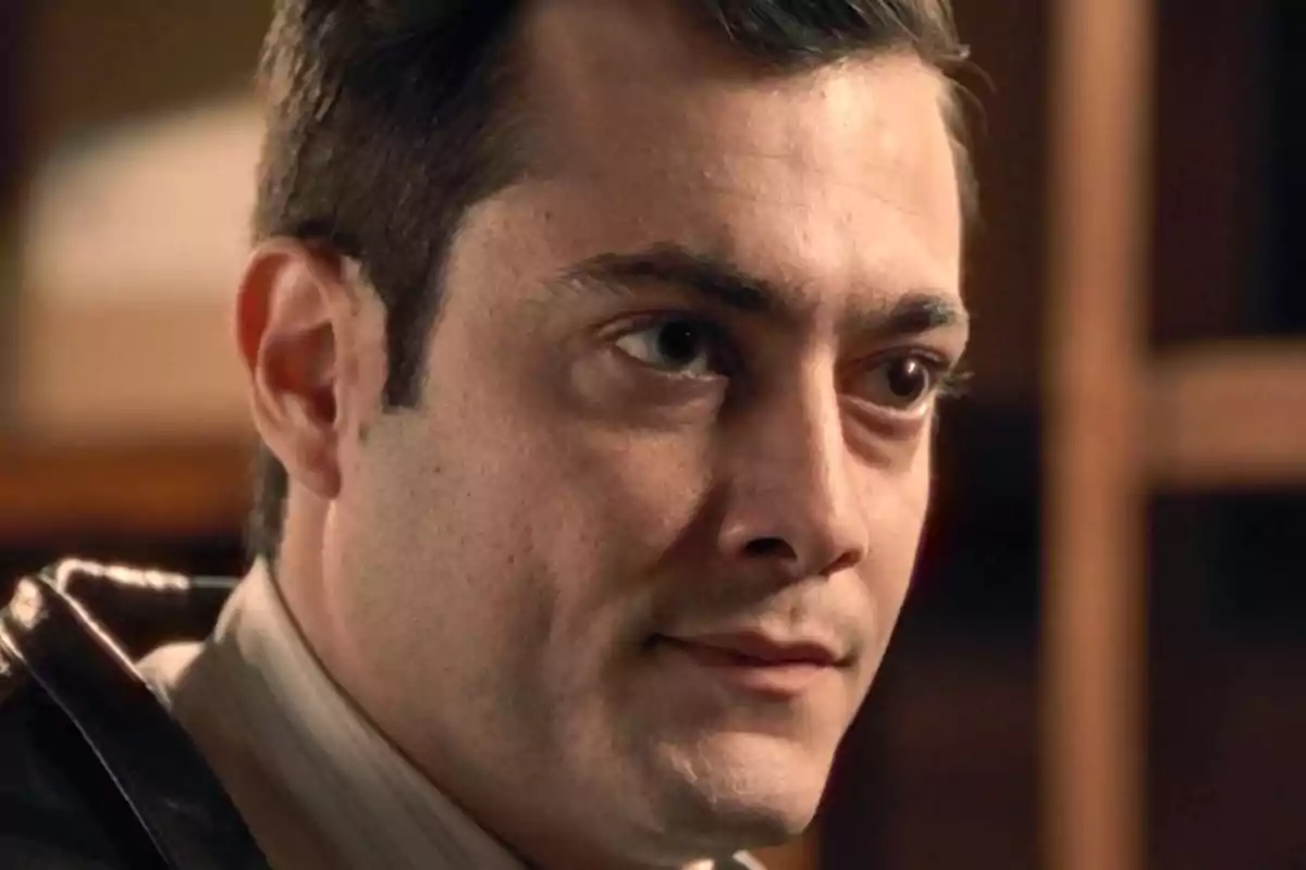 Tasio de cabell curt i expressió seriosa mirant cap al davant en un ambient interior desenfocat. Captura de 'Sueños de libertad' Tasio de cabell curt i expressió seriosa mirant cap al davant en un ambient interior desenfocat. Captura de 'Sueños de libertad'