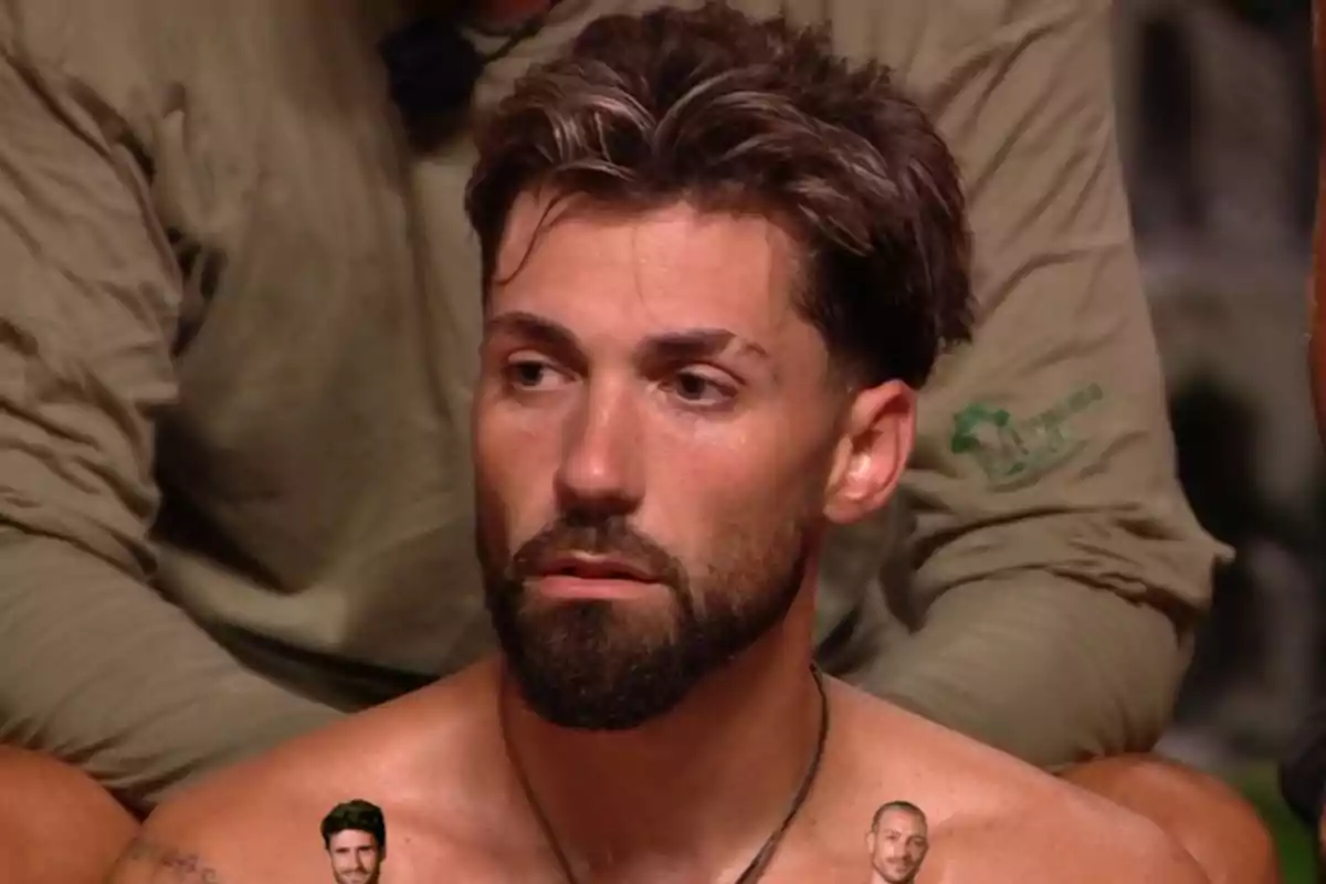 Alejandro Albalá amb expressió seriosa assegut al costat d’altres persones en un entorn interior. Captura de ‘Supervivientes’. Alejandro Albalá amb expressió seriosa assegut al costat d’altres persones en un entorn interior. Captura de ‘Supervivientes’.