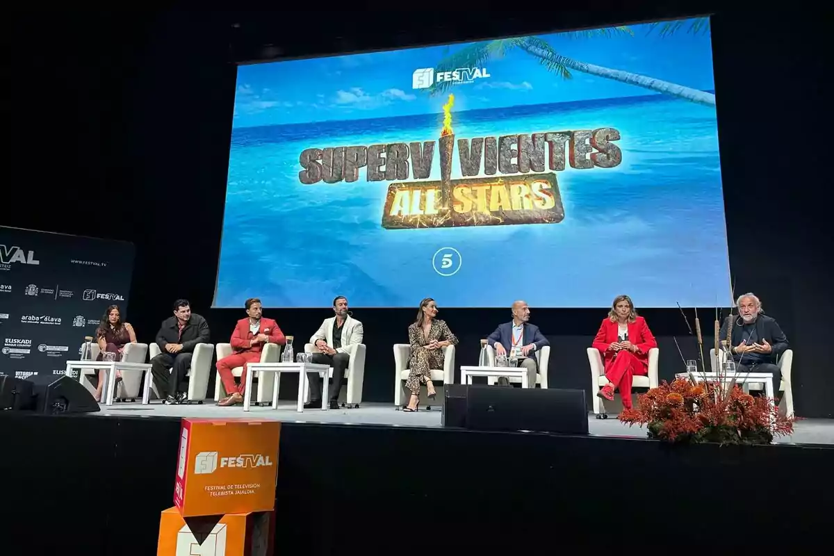 Marta Peñate, Alejandro Nieto, Borja González, Jorge Pérez, Adara Molinero, Alberto Carullo, Sandra Barneda i Juan Ramón Gonzalo asseguts en un escenari participant en una taula rodona amb una pantalla de fons que mostra el logotip de Supervivientes All Stars i un paisatge de platja.