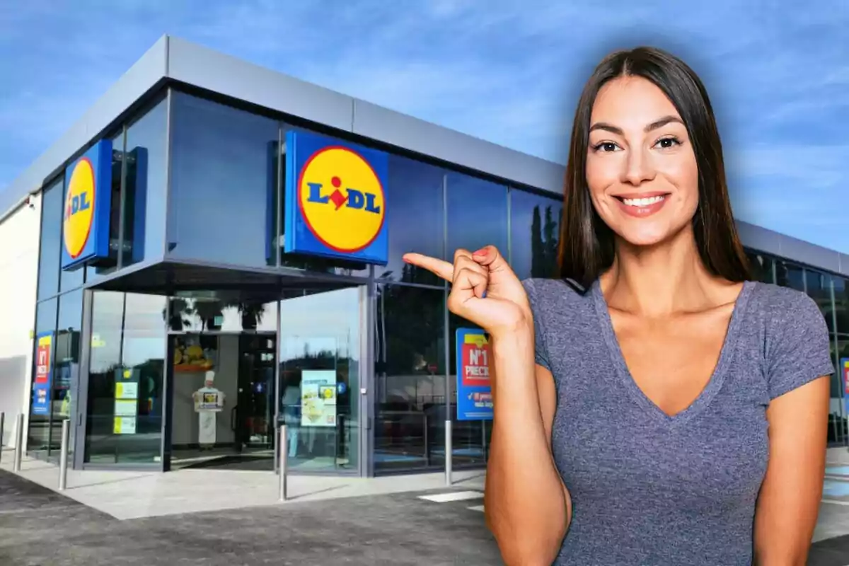 Dona somrient assenyalant l’entrada d’una botiga Lidl Dona somrient assenyalant l’entrada d’una botiga Lidl