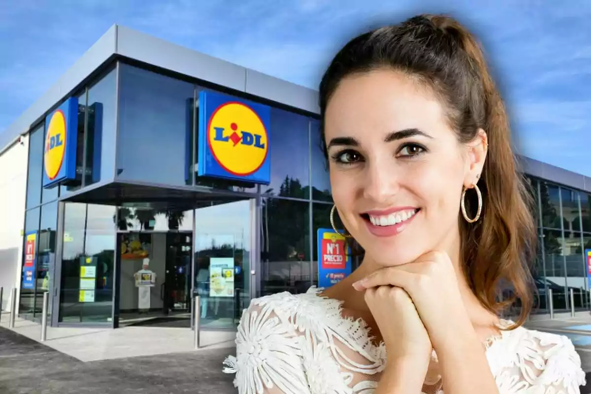 Dona jove somrient davant l’entrada d’un supermercat Lidl Dona jove somrient davant l’entrada d’un supermercat Lidl