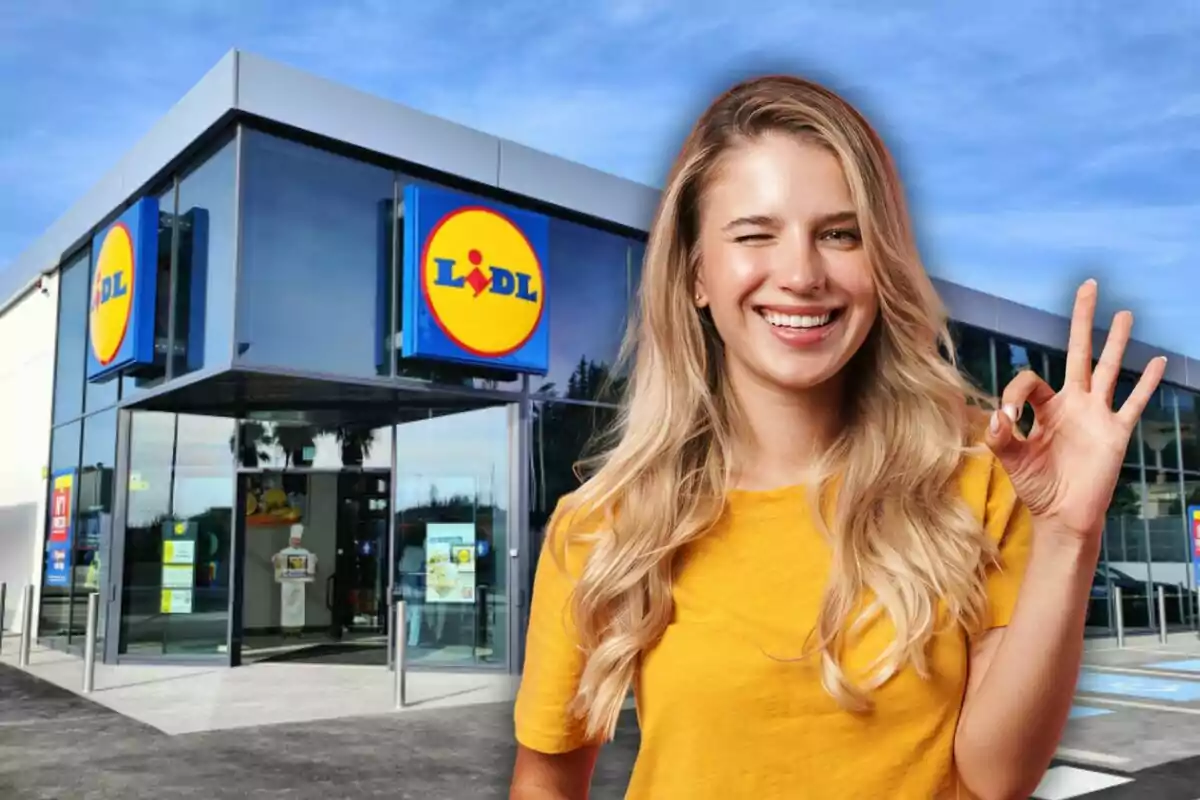 Dona somrient amb samarreta groga fent el gest d'ok davant d'una botiga Lidl