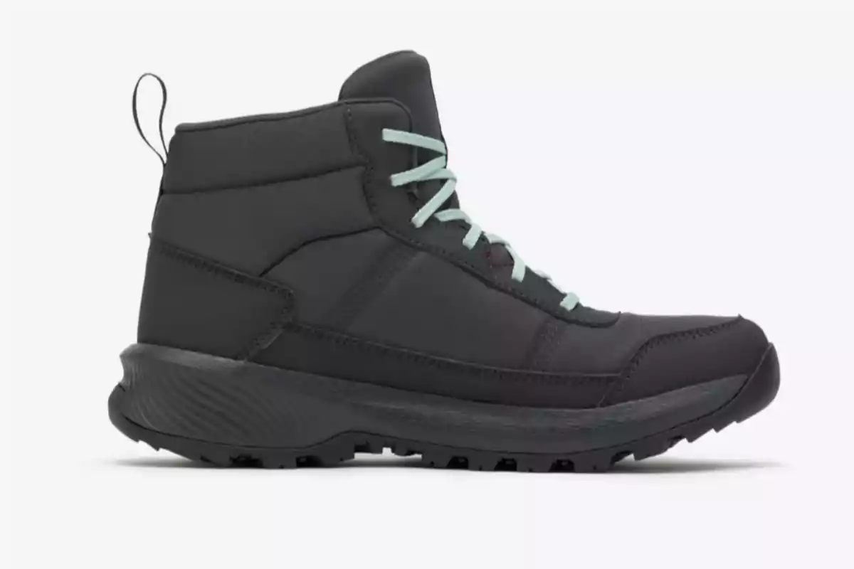 Bota esportiva negra de mitja canya amb cordons de color verd clar sobre fons blanc Bota esportiva negra de mitja canya amb cordons de color verd clar sobre fons blanc