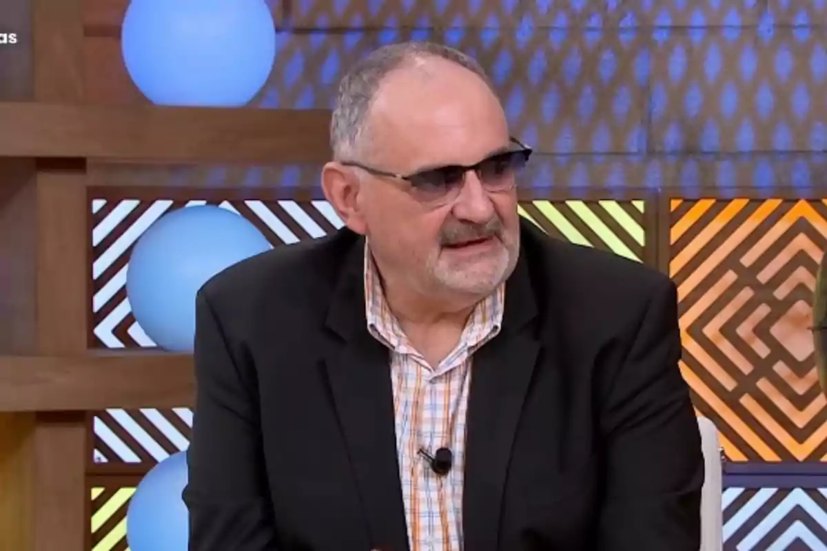 Antón Losada, con gafas y barba canosa, vistiendo chaqueta negra y camisa a cuadros permanece sentado en el plató de 'Malas lenguas' Antón Losada, con gafas y barba canosa, vistiendo chaqueta negra y camisa a cuadros permanece sentado en el plató de 'Malas lenguas'