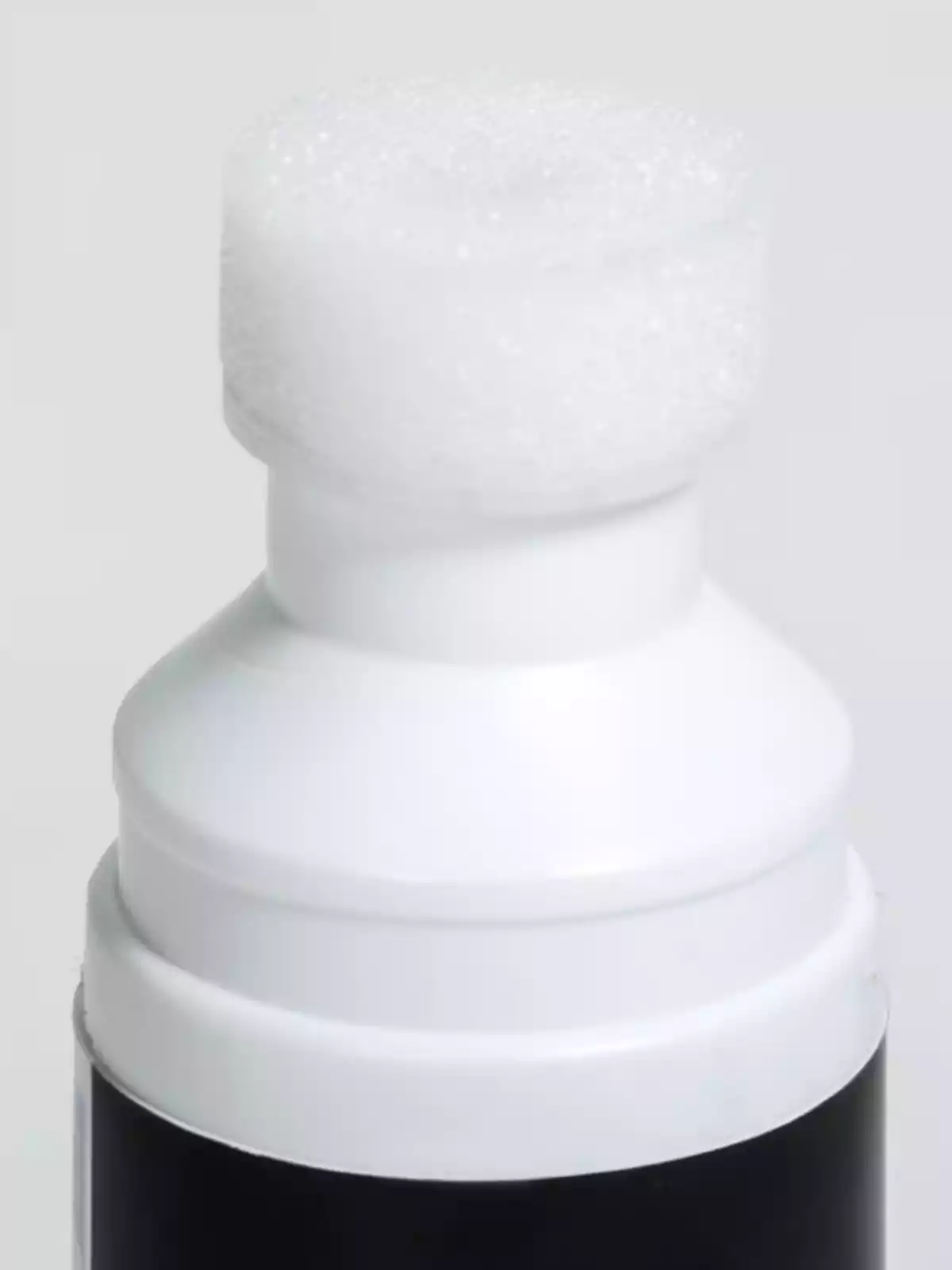 Ampolla blanca amb aplicador d’esponja a la part superior