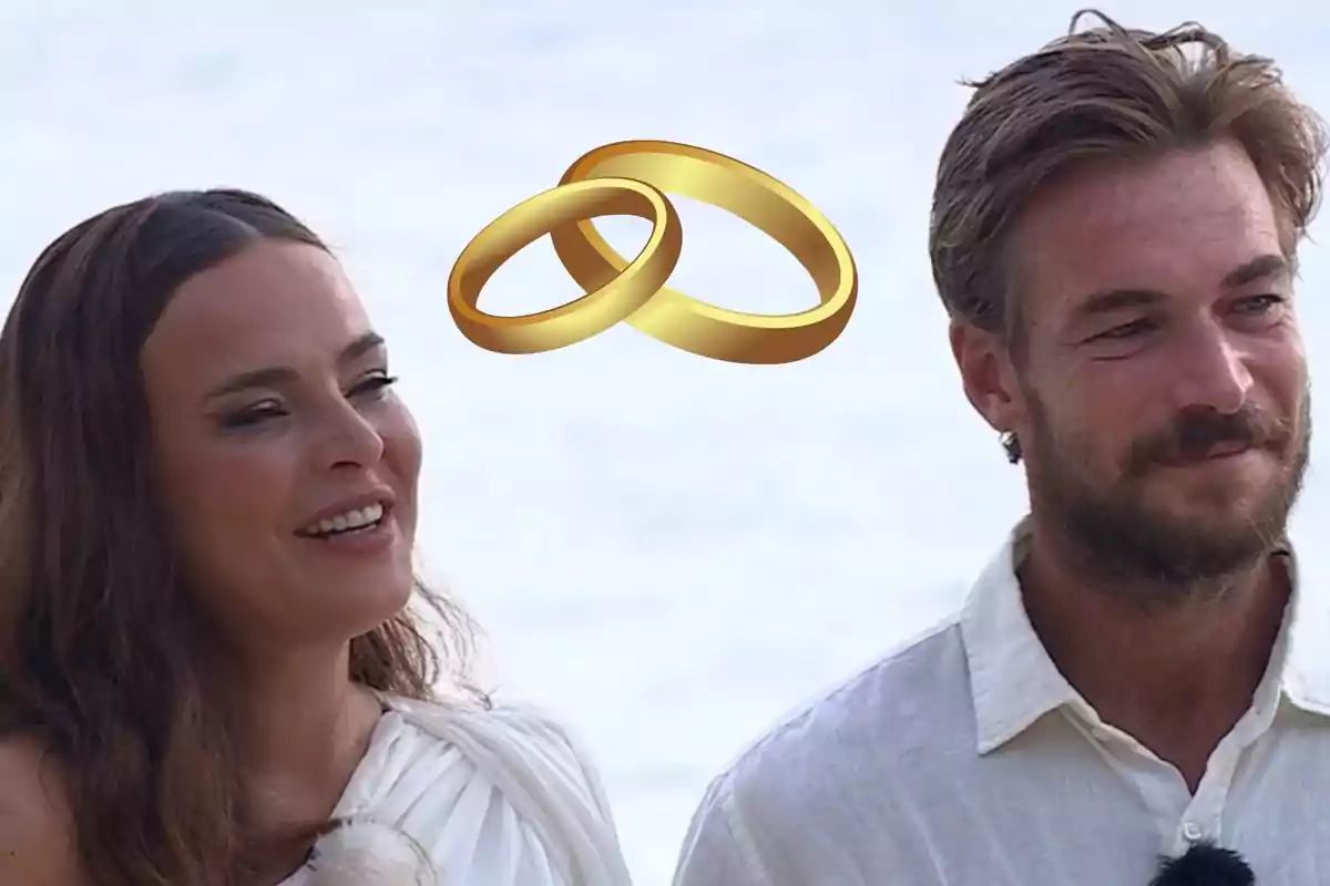 Muntatge amb Marta Peñate i Tony Spina, somrients i vestits de blanc, i dos anells daurats superposats sobre ells Muntatge amb Marta Peñate i Tony Spina, somrients i vestits de blanc, i dos anells daurats superposats sobre ells