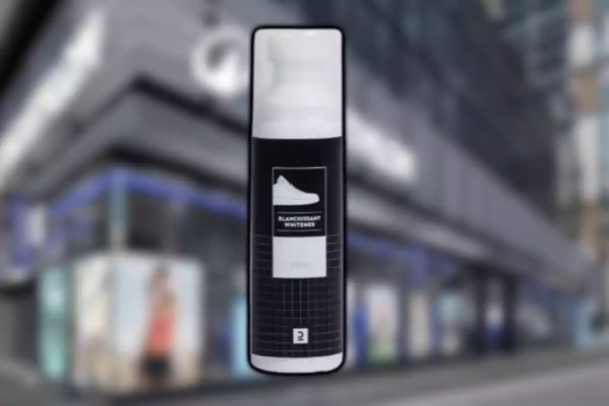 Envàs de líquid blanquejador per a calçat amb fons d’edifici urbà desenfocat