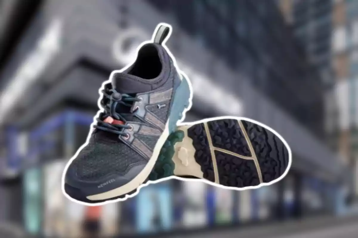 Sabatilles esportives blau fosc amb detalls en gris i sola texturitzada, destacades sobre un fons urbà desenfocat Sabatilles esportives blau fosc amb detalls en gris i sola texturitzada, destacades sobre un fons urbà desenfocat