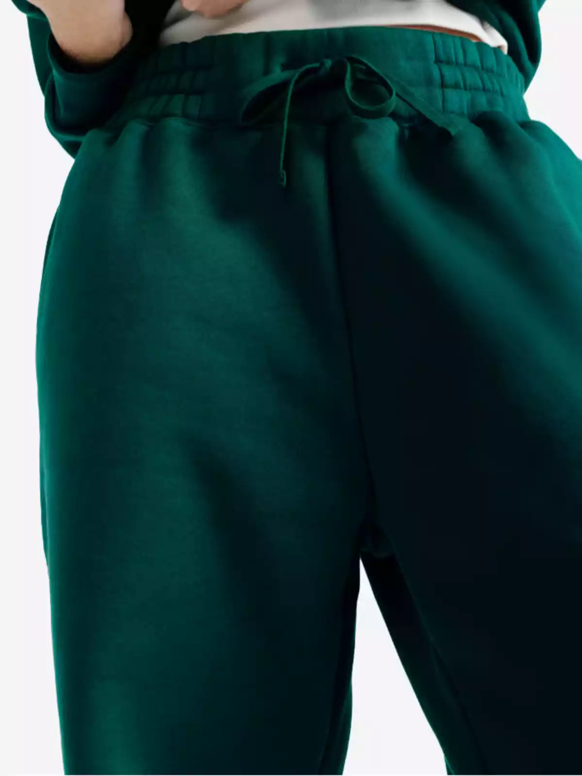 Persona vestint pantalons esportius verds amb cintura elàstica i cordó ajustable