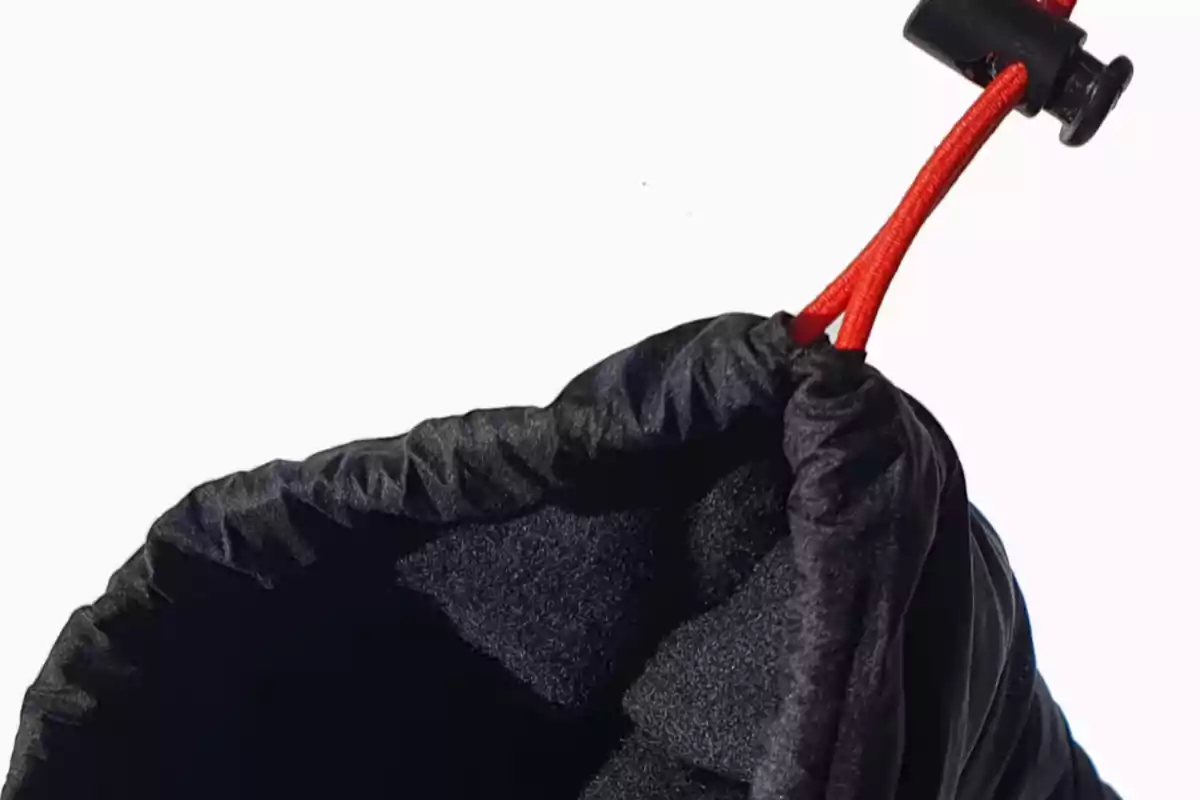 Bossa negra amb cordó vermell i tanca de plàstic a la part superior