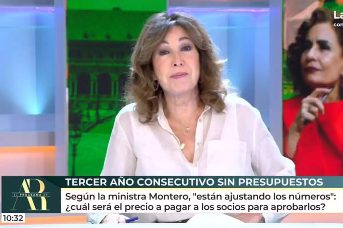 Ana Rosa Quintana amb un rètol que menciona la manca de pressupostos per tercer any consecutiu i una pregunta sobre el preu a pagar als socis per aprovar-los. Captura de 'El Programa de AR' Ana Rosa Quintana amb un rètol que menciona la manca de pressupostos per tercer any consecutiu i una pregunta sobre el preu a pagar als socis per aprovar-los. Captura de 'El Programa de AR'
