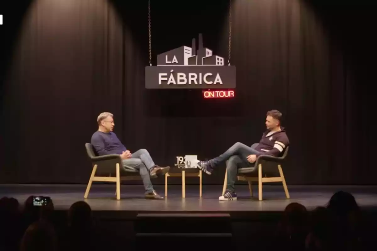 Jorge Javier Vázquez i Gabriel Rufián, asseguts cara a cara, sobre un escenari conversen sota un rètol que diu La Fàbrica On Tour