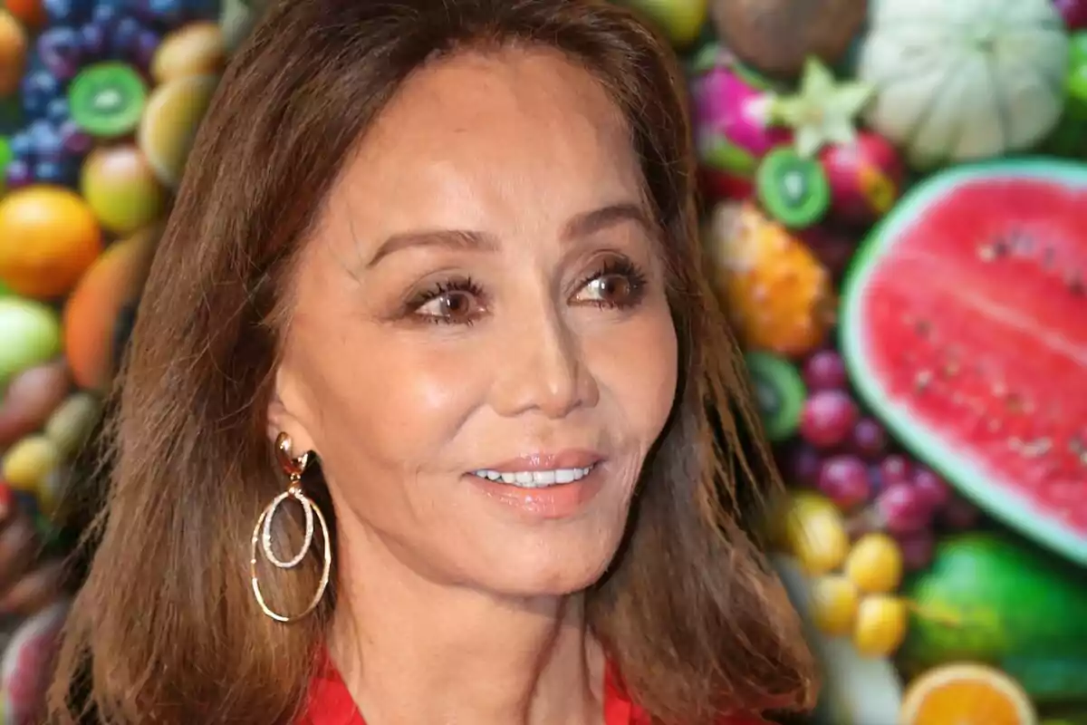 Dona de cabells castanys somrient amb un fons de fruites colorides