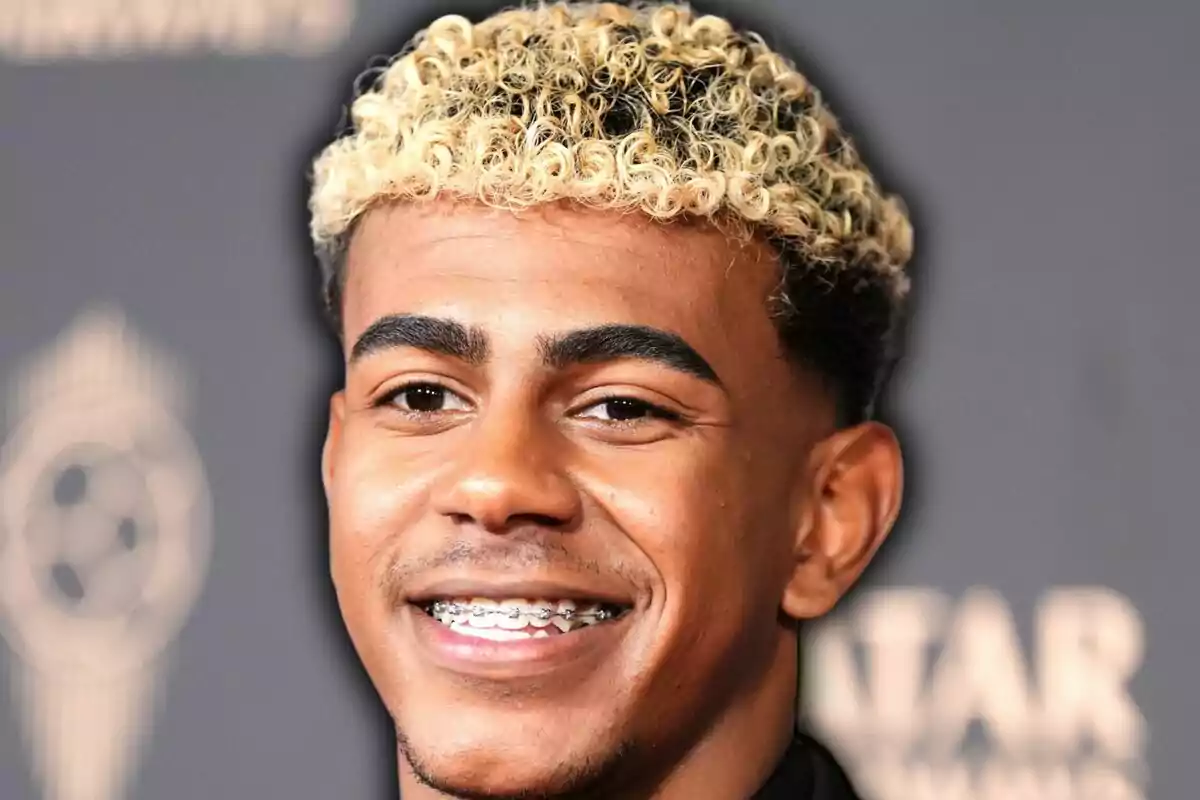 Jove somrient amb brackets i cabell arrissat ros a la part superior Jove somrient amb brackets i cabell arrissat ros a la part superior