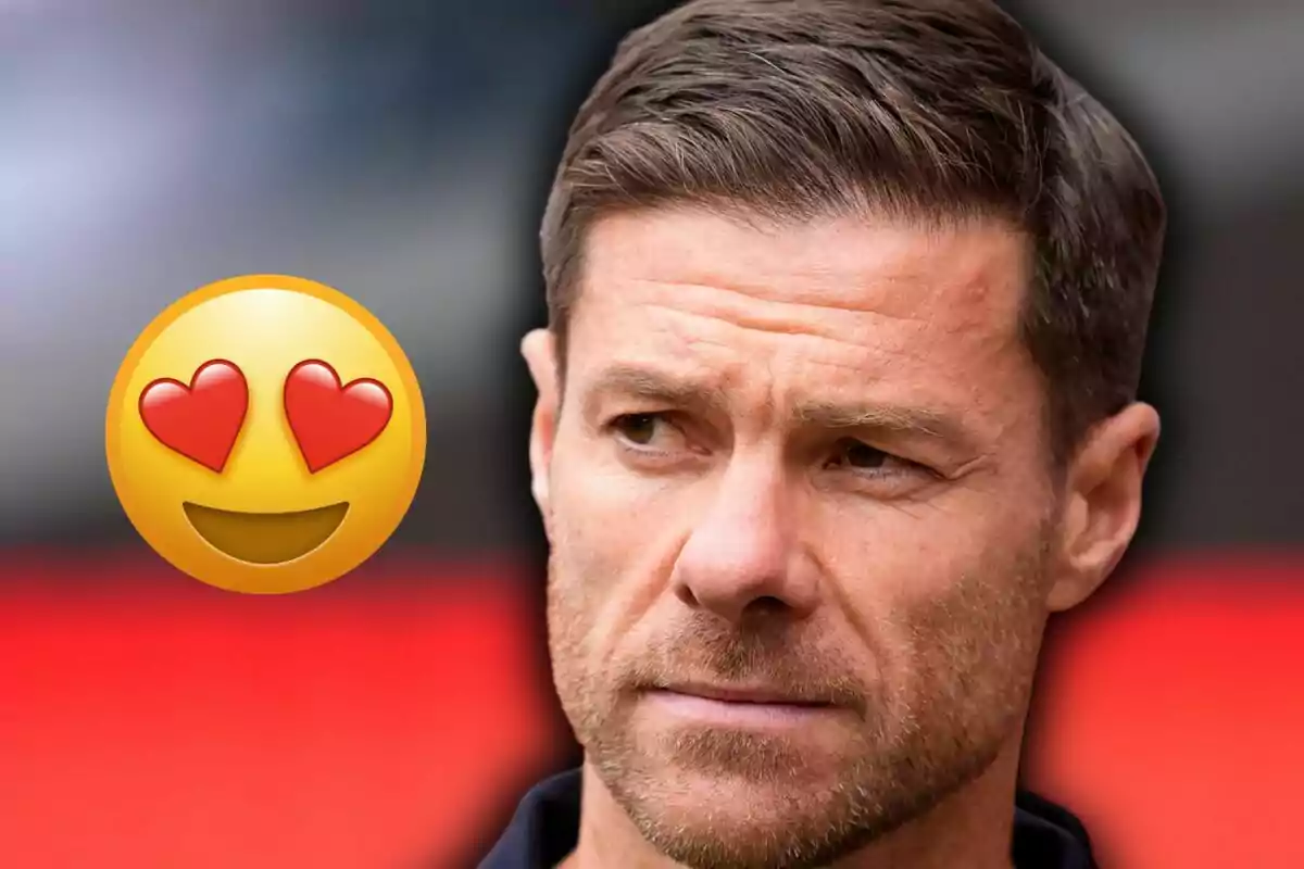 Home de cabells curts i barba mirant cap a un costat amb un emoji de cara somrient i ulls de cor a la seva esquerra Home de cabells curts i barba mirant cap a un costat amb un emoji de cara somrient i ulls de cor a la seva esquerra