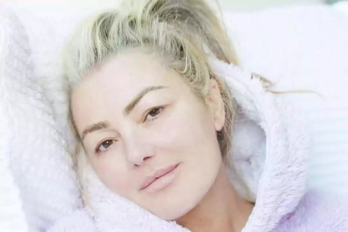 Amaia Montero recostada con bata de felpa color lila y expresión relajada Amaia Montero recostada con bata de felpa color lila y expresión relajada