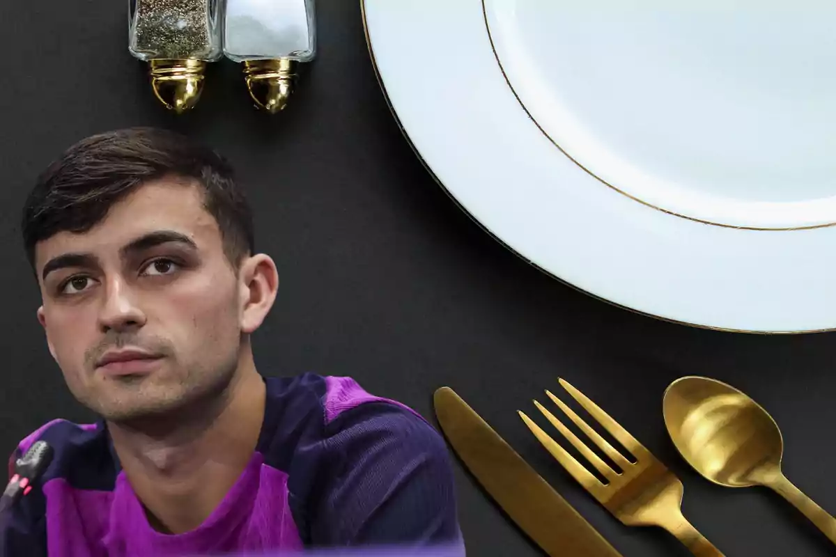 Un jove amb samarreta morada apareix en primer pla al costat d’un plat blanc, coberts daurats i saler i pebrer sobre una taula negra. Un jove amb samarreta morada apareix en primer pla al costat d’un plat blanc, coberts daurats i saler i pebrer sobre una taula negra.