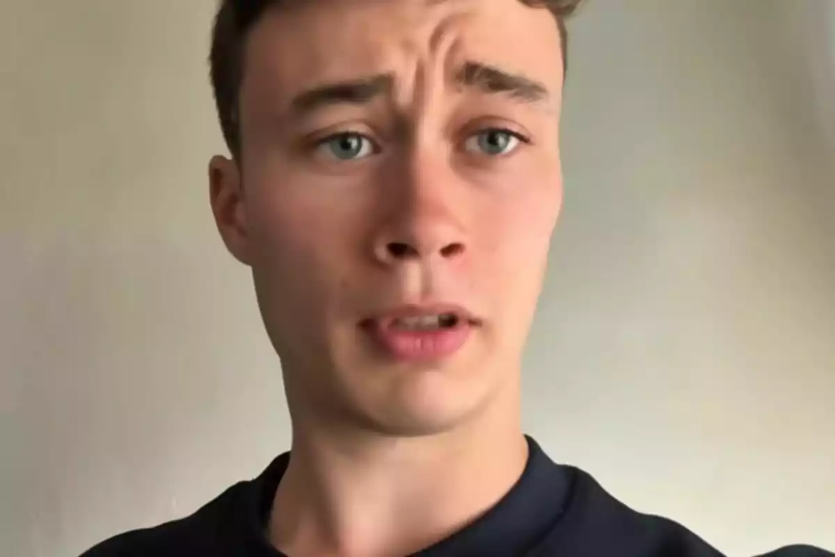 Primer pla de Jorge Rey amb expressió de sorpresa o preocupació davant d’una paret clara.