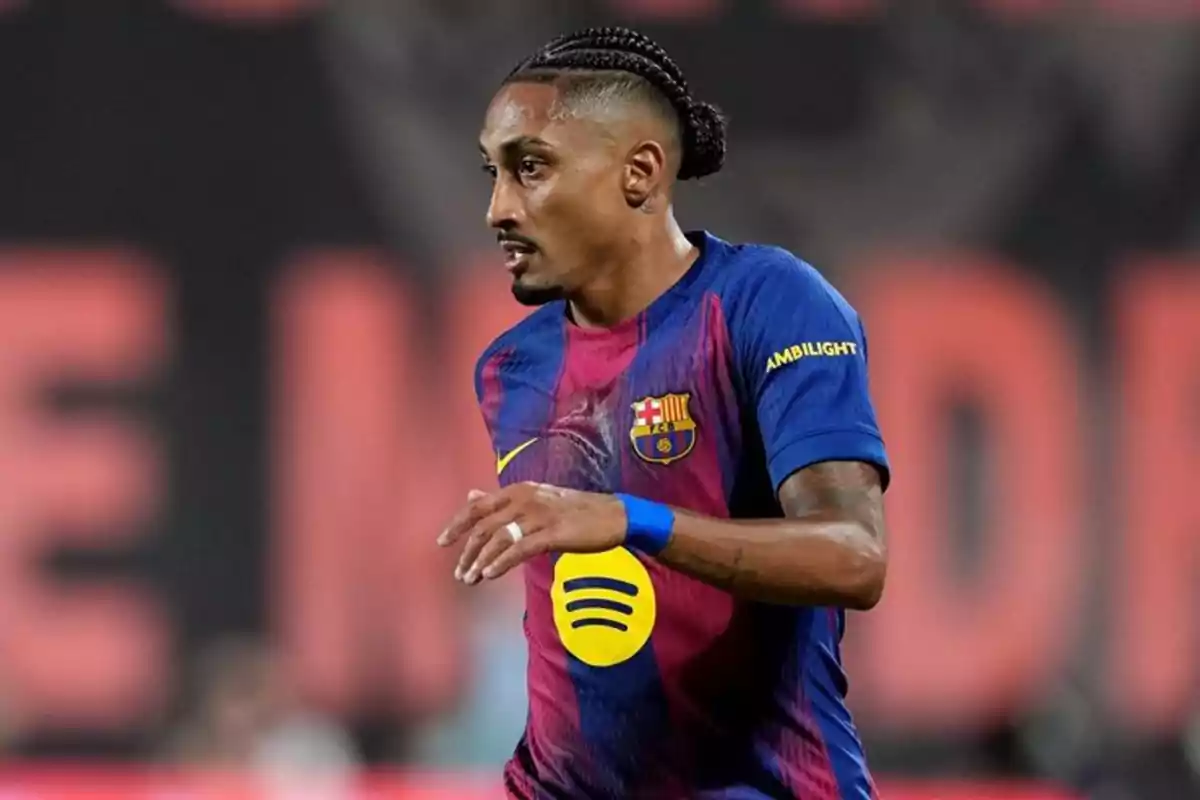 Futbolista amb l’uniforme del FC Barcelona corrent pel camp durant un partit Futbolista amb l’uniforme del FC Barcelona corrent pel camp durant un partit