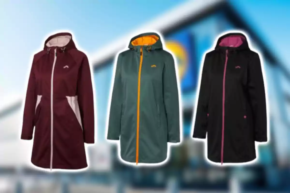Tres chaquetas impermeables de mujer en colores vino, verde y negro con detalles en contraste, sobre un fondo desenfocado de una tienda Tres chaquetas impermeables de mujer en colores vino, verde y negro con detalles en contraste, sobre un fondo desenfocado de una tienda