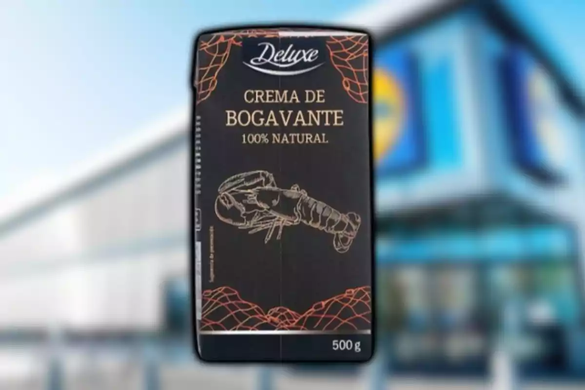 Envàs de crema de llamàntol 100% natural de la marca Deluxe de 500 grams davant d’un supermercat Envàs de crema de llamàntol 100% natural de la marca Deluxe de 500 grams davant d’un supermercat