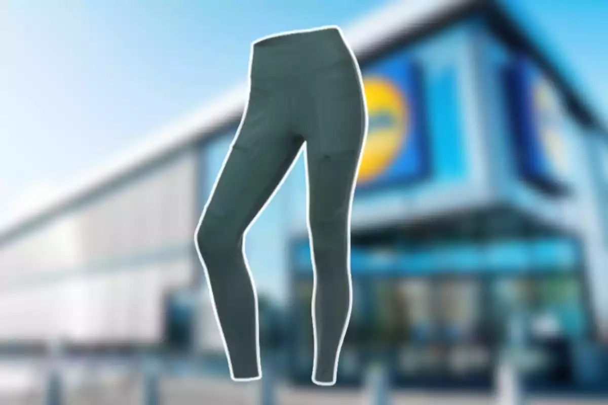 Lleggings esportius verds amb butxaques davant d’una botiga difuminada Lleggings esportius verds amb butxaques davant d’una botiga difuminada