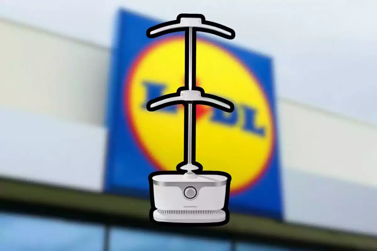 Un aparell de neteja de roba apareix en primer pla amb el logotip d’una botiga Lidl desenfocat al fons. Un aparell de neteja de roba apareix en primer pla amb el logotip d’una botiga Lidl desenfocat al fons.