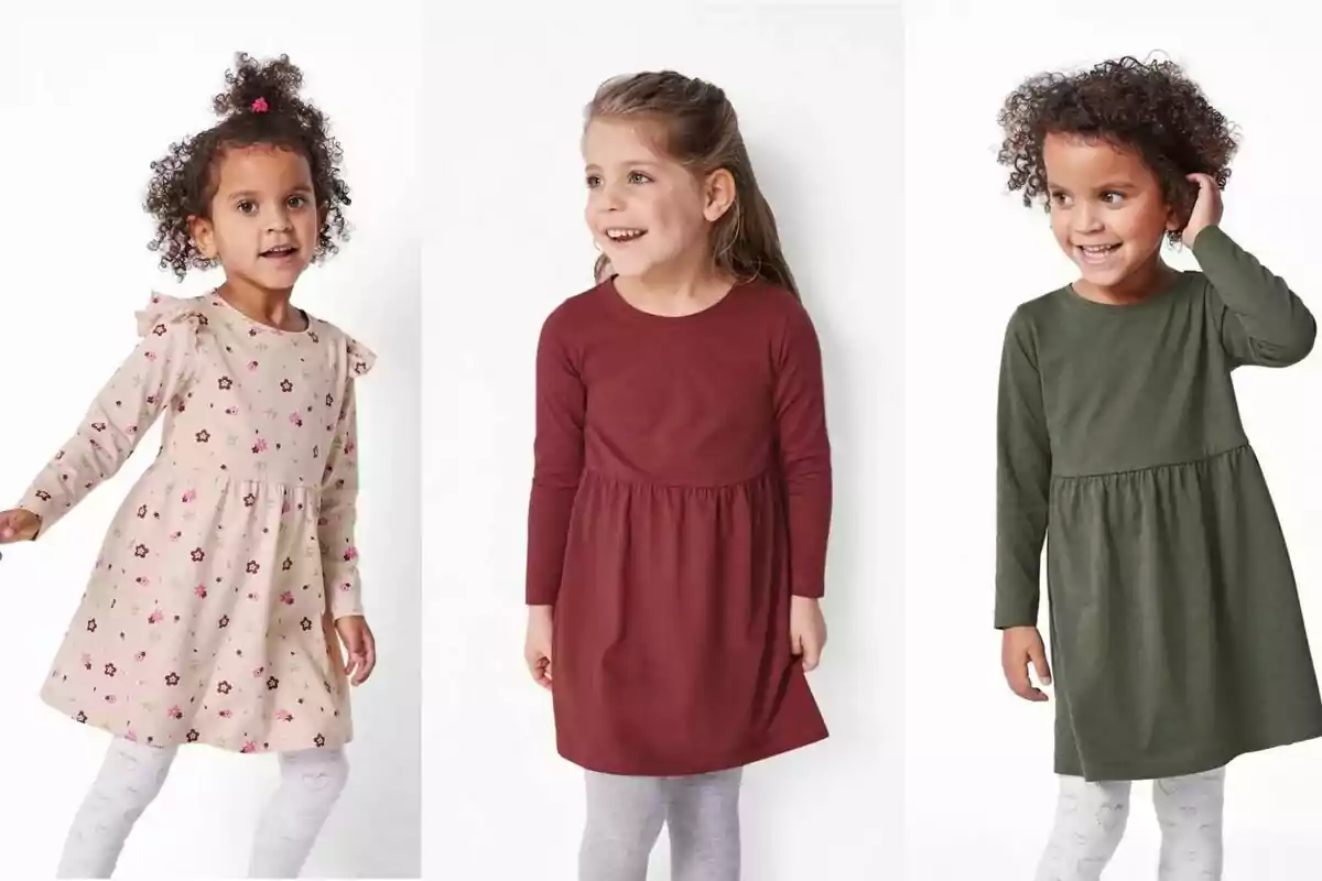 Tres niñas pequeñas modelan vestidos de manga larga en colores beige con flores, rojo vino y verde oliva, todas con mallas claras y fondo blanco.