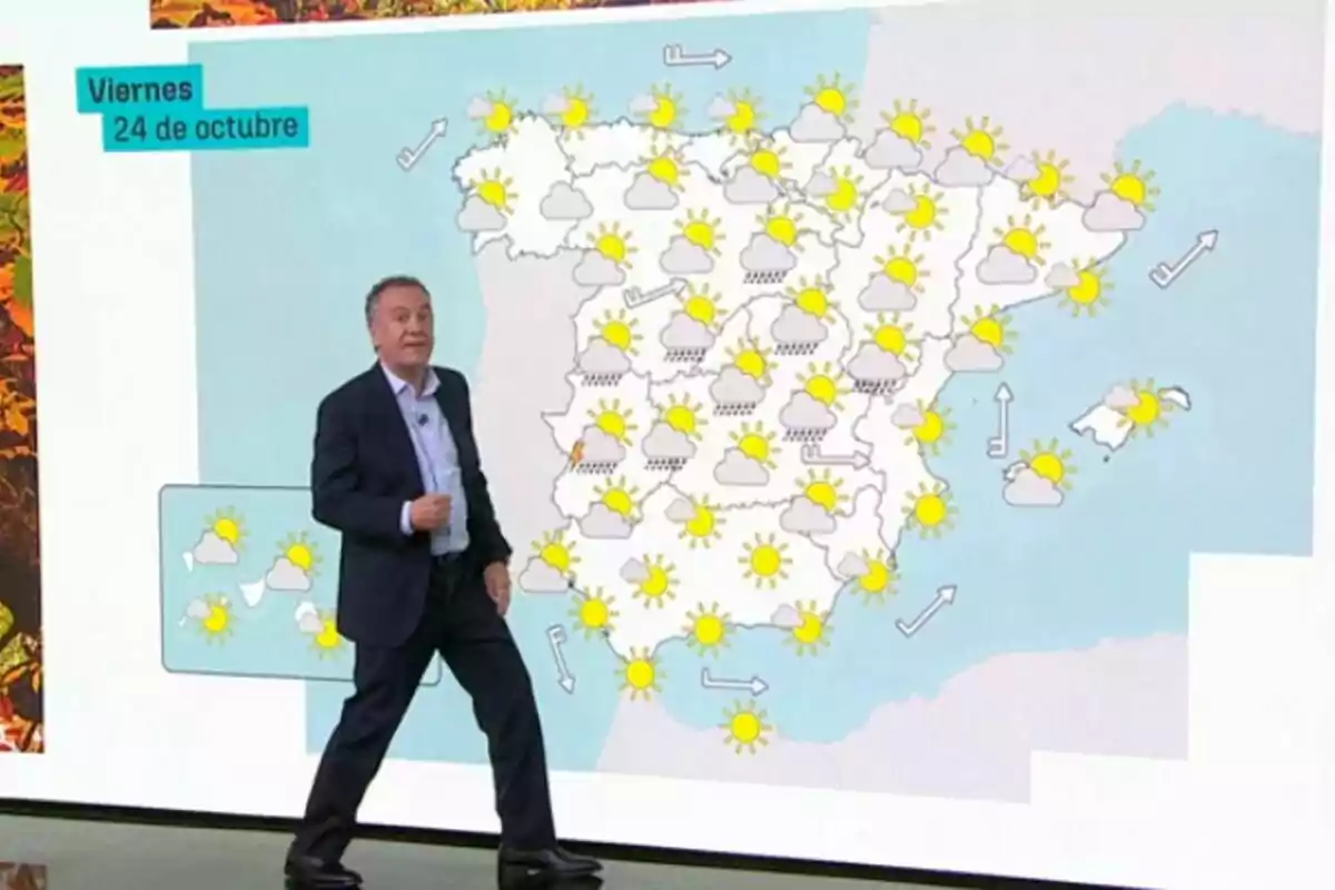 Roberto Brasero presentant la previsió del temps en un mapa d’Espanya amb símbols de sol, núvols i pluja per a diferents regions.