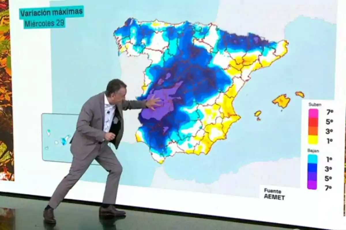 Roberto Brasero assenyalant un mapa d’Espanya amb variacions de temperatures màximes representades en diferents colors.