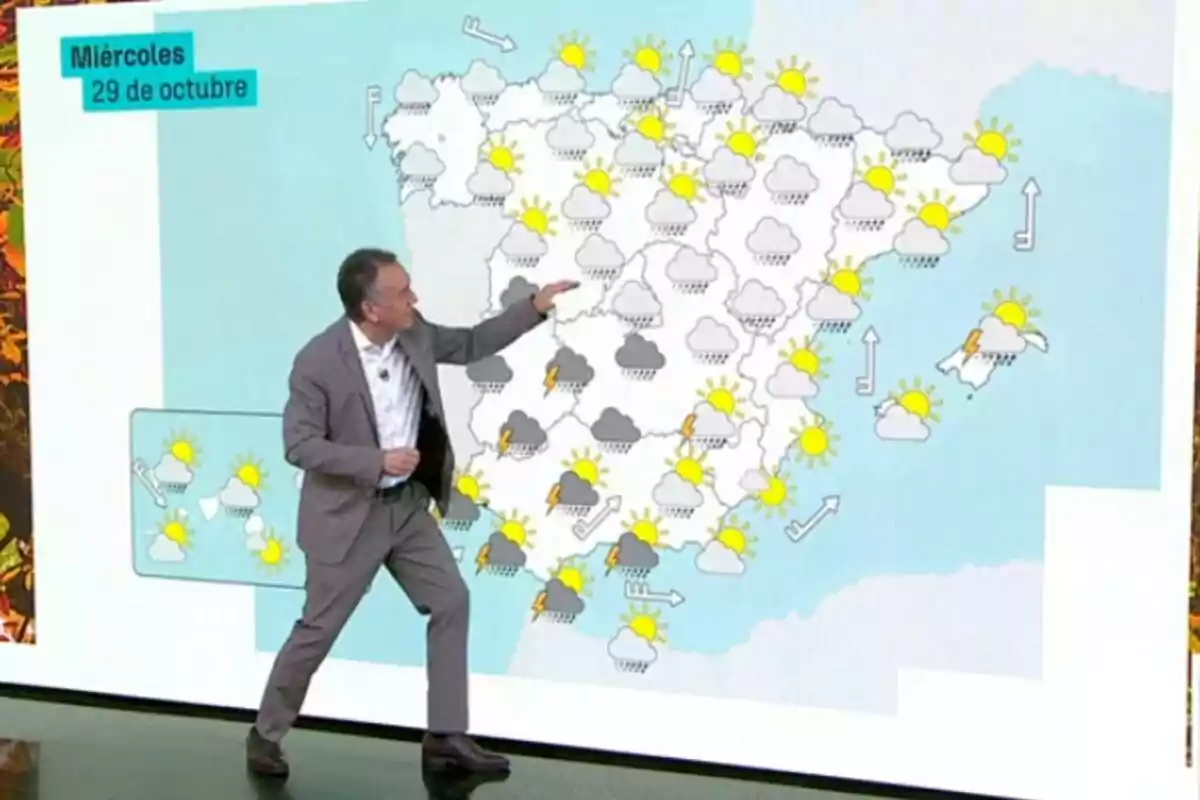 Roberto Brasero assenyala un mapa d’Espanya amb símbols meteorològics que indiquen pluges, núvols, sol i tempestes a diferents regions, mentre que a la cantonada superior esquerra apareix la data dimecres, 29 d’octubre.