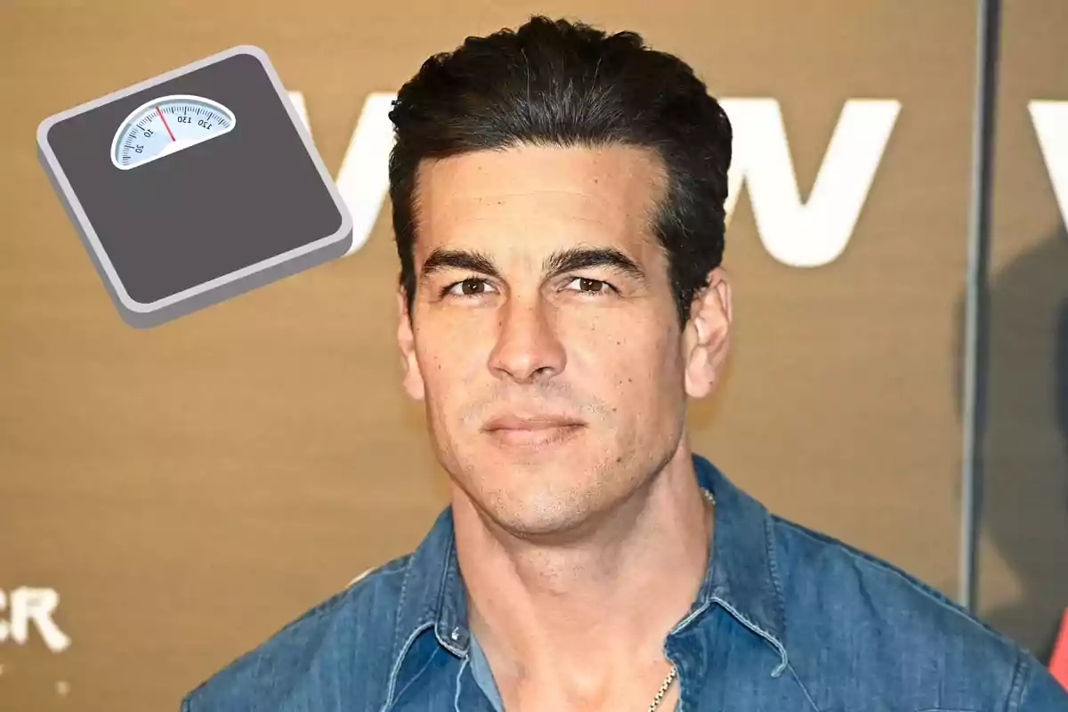 Montaje con Mario Casas, con cabello oscuro con camisa de mezclilla, y una ilustración de báscula en la esquina superior izquierda Montaje con Mario Casas, con cabello oscuro con camisa de mezclilla, y una ilustración de báscula en la esquina superior izquierda