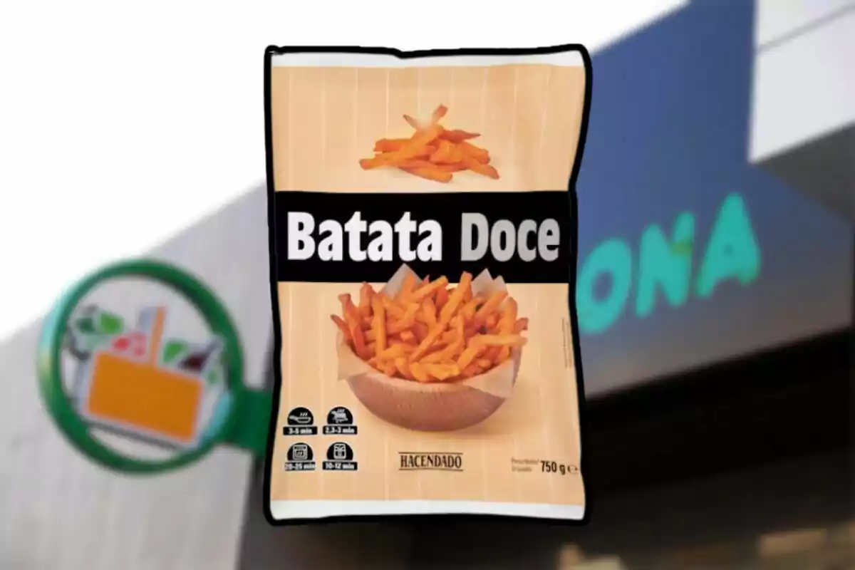 Bossa de patates dolces fregides de la marca Hacendado davant d’un supermercat Mercadona