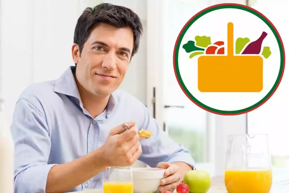 Hombre desayunando cereal con jugo de naranja y frutas en la mesa mientras al fondo aparece un gráfico de una canasta con alimentos Hombre desayunando cereal con jugo de naranja y frutas en la mesa mientras al fondo aparece un gráfico de una canasta con alimentos
