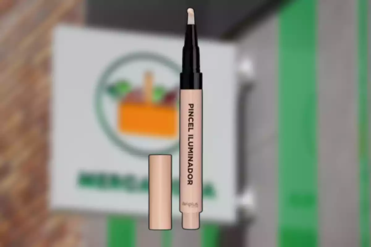 Pinzell il·luminador de maquillatge amb tapa al costat sobre un fons borros d’una botiga Pinzell il·luminador de maquillatge amb tapa al costat sobre un fons borros d’una botiga