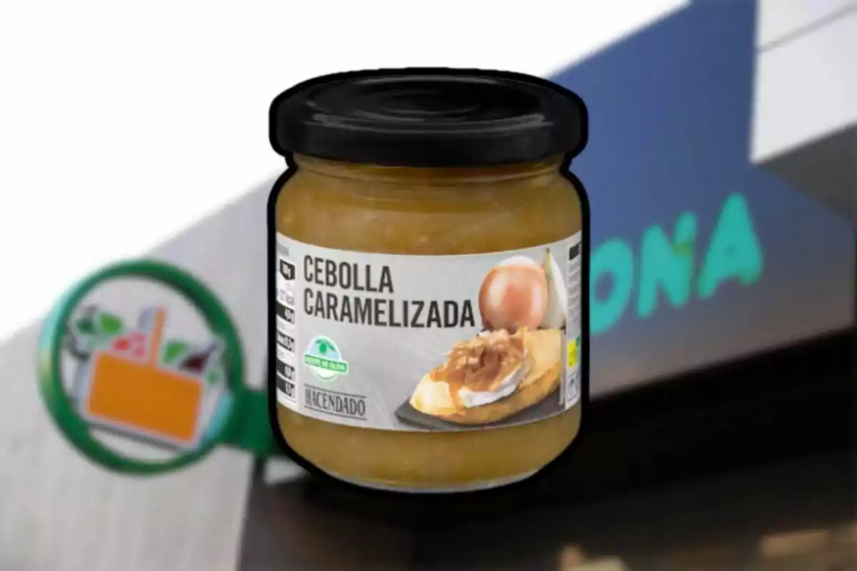 Frasco de cebolla caramelizada de la marca Hacendado frente a una tienda Mercadona desenfocada. Frasco de cebolla caramelizada de la marca Hacendado frente a una tienda Mercadona desenfocada.
