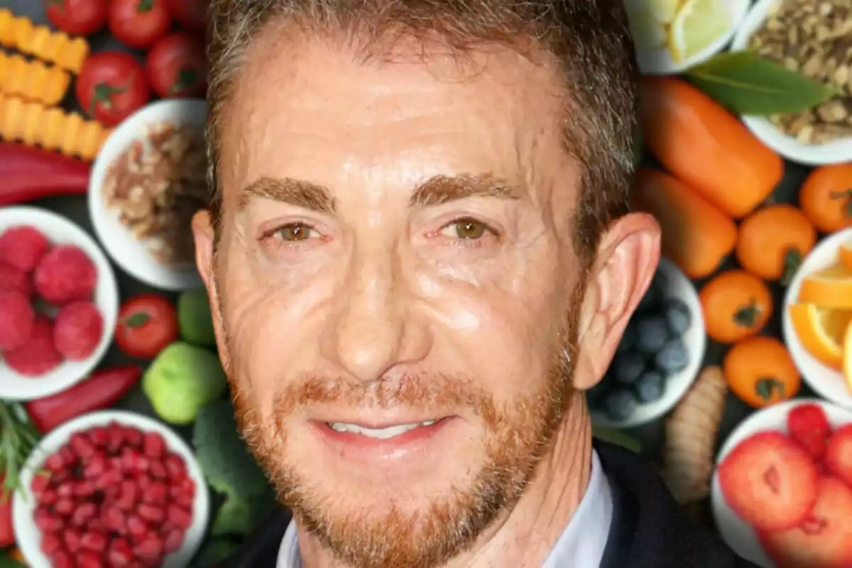 Pablo Motos amb un fons de fruites i verdures variades Pablo Motos amb un fons de fruites i verdures variades