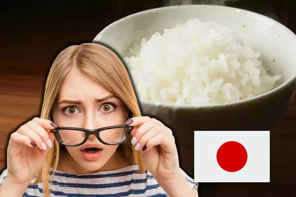 Dona sorpresa davant d’un bol d’arròs blanc i la bandera del Japó Dona sorpresa davant d’un bol d’arròs blanc i la bandera del Japó