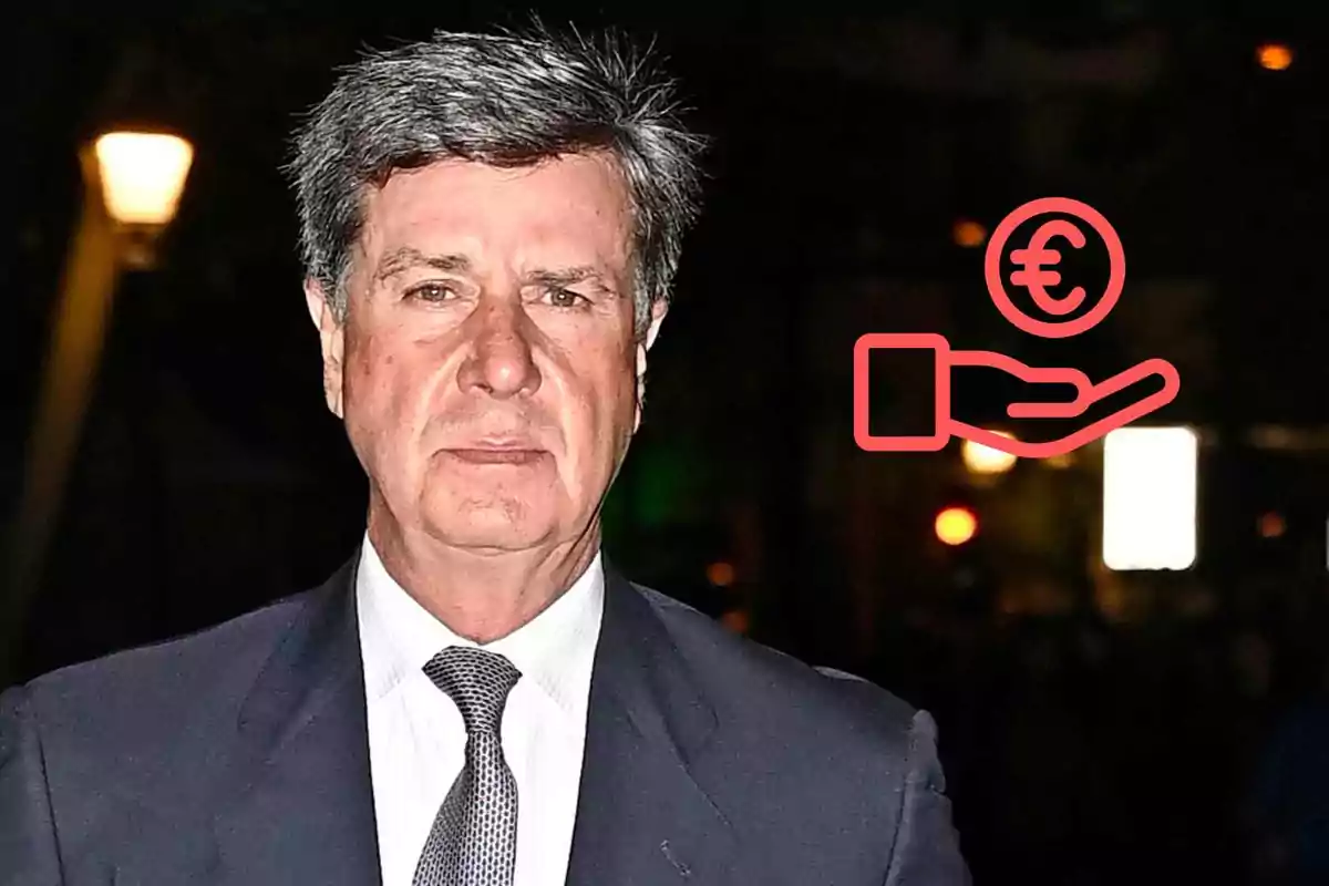 Cayetano Martínez de Irujo amb vestit fosc i corbata, al fons una icona vermella d’una mà sostenint una moneda d’euro Cayetano Martínez de Irujo amb vestit fosc i corbata, al fons una icona vermella d’una mà sostenint una moneda d’euro