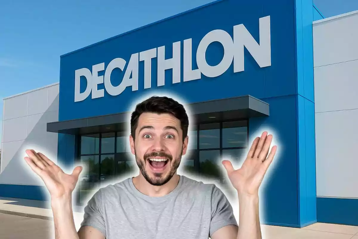Home somrient amb els braços aixecats davant d'una botiga Decathlon.