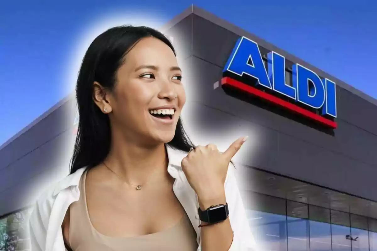 Dona somrient assenyalant amb el polze cap a un supermercat Aldi. Dona somrient assenyalant amb el polze cap a un supermercat Aldi.